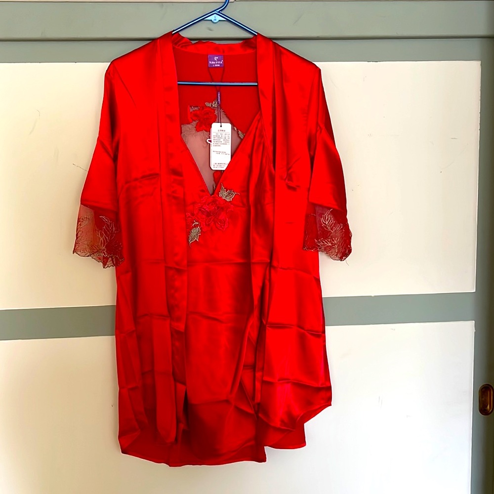 Brand new Two pieces lady sleep wear. Silky. Size S to M, beautiful and sexy.